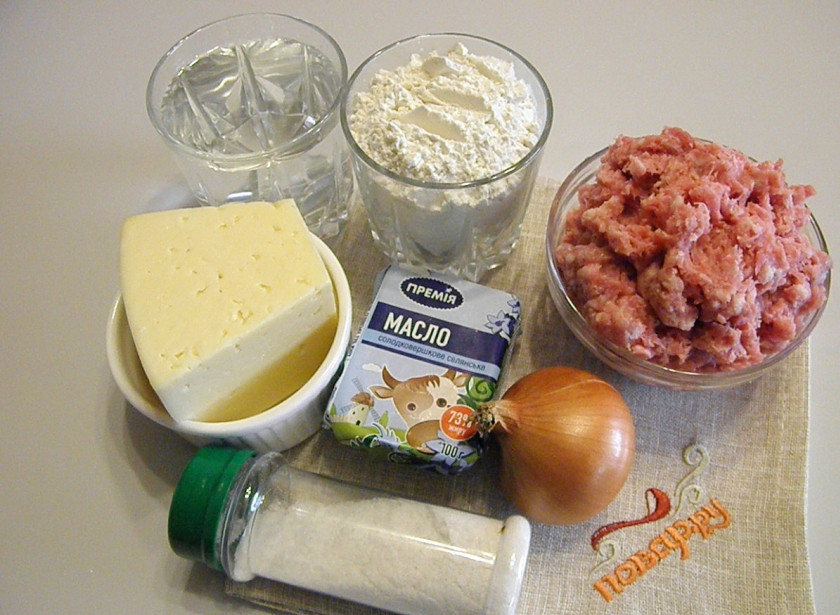 1. Этап. Пельмени с сыром в духовке: Приготовьте продукты для пельменей. Сыр и масло пока отложите, они понадобятся в конце готовки.