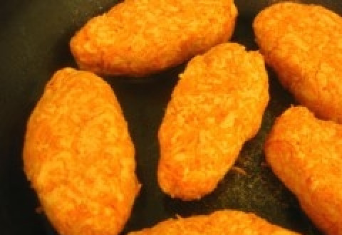 1. Этап. Постные котлеты из моркови: Разогреваем на сковороде растительное масло и жарим котлетки.