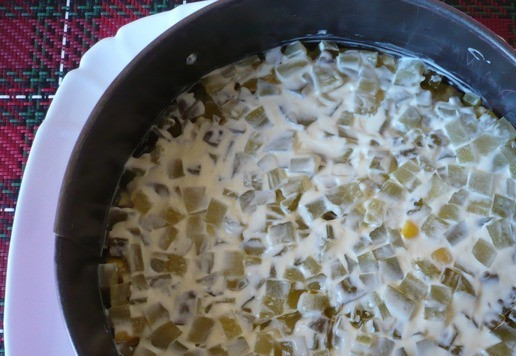 1. Этап. Салат-закуска Зимняя сказка: Далее выложить мелко нарезанные соленые огурцы, нанести тонкий слой майонеза.