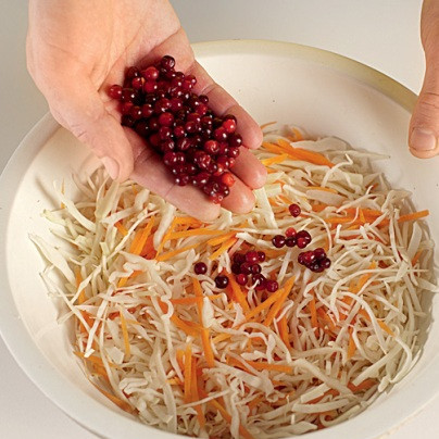 1. Этап. Маринованная капуста с клюквой: 4. Соедините капусту с морковью. Чеснок может добавить пикантности. Всыпьте клюкву. С ягодами важно не переусердствовать. На каждый килограмм капусты добавьте буквально горсть.