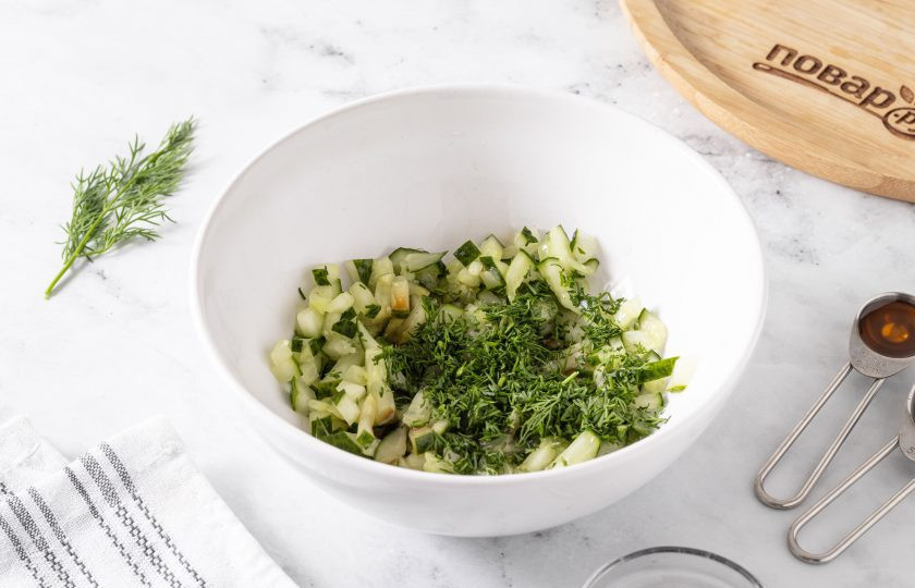 1. Этап. Онигири с огурцом: Заправьте начинку из огурцов кунжутным маслом, рисовым уксусом и соевым соусом. Добавьте мелко порезанный укроп. Все перемешайте.