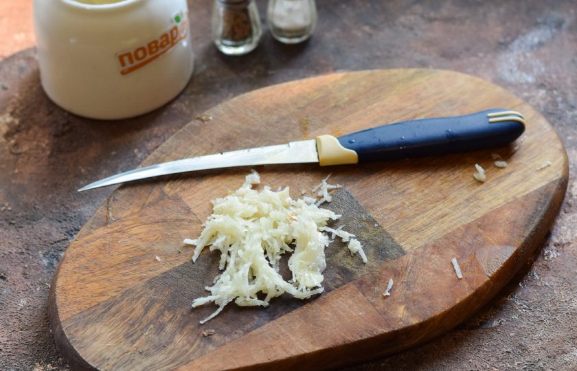 1. Этап. Овощное рагу с рисом и баклажанами: Чеснок очистите и натрите на мелкой терке.
