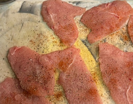 1. Этап. Шашлык из мяса индейки в аэрогриле: С двух сторон посолить, поперчить, добавить паприку