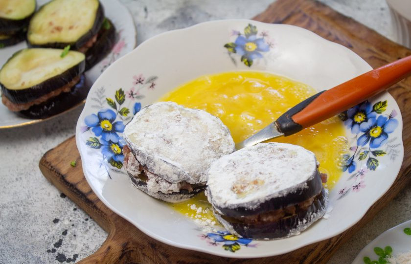 1. Этап. Баклажаны с фаршем по-китайски: Полученные заготовки сначала хорошо обваляйте в муке.