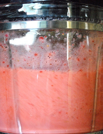 1. Этап. Земляничное пюре: Взбиваем их на самой высокой скорости в течение 10 минут до кашеобразной пены.