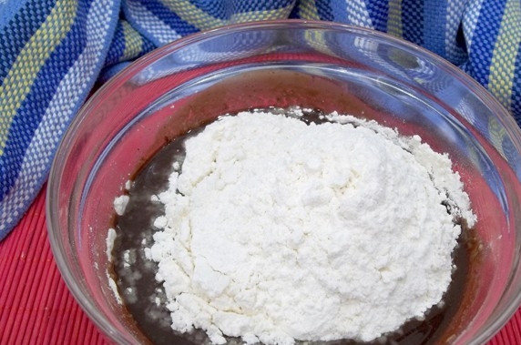 1. Этап. Шоколадный пирог Брауни: 3. Добавляем муку и начинаем замешивать тесто.