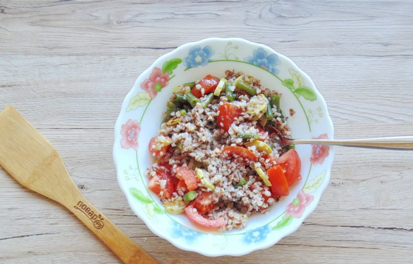 1. Этап. Салат с гречкой и овощами: Немного посолите салат и перемешайте.