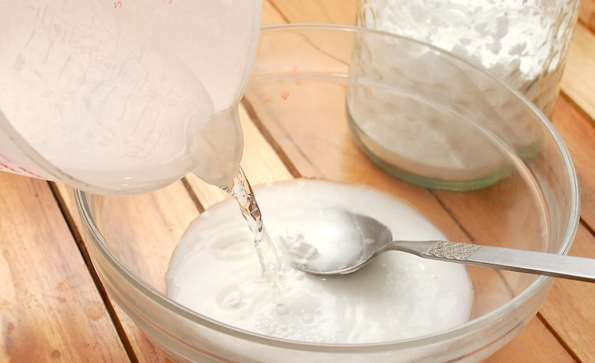 1. Этап. Пирог с клубникой: 6. В другую миску влейте стакан воды и растворите в нем кукурузный крахмал, перемешайте.