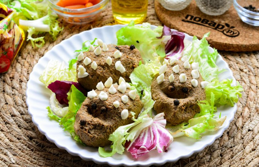 1. Этап. Печеночные ежики: У ежиков сделайте иголочки с помощью майонеза.