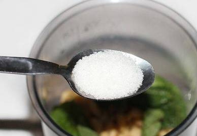 1. Этап. Соус к говядине: Добавляем соль, сахар.