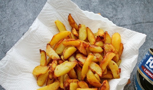 1. Этап. Картофель Бэби с дымком: Выложите картофель на бумажное полотенце, чтобы убрать лишний жир, и оставьте на 1-2 минуты. Разложите картофель по тарелкам и сразу подавайте.