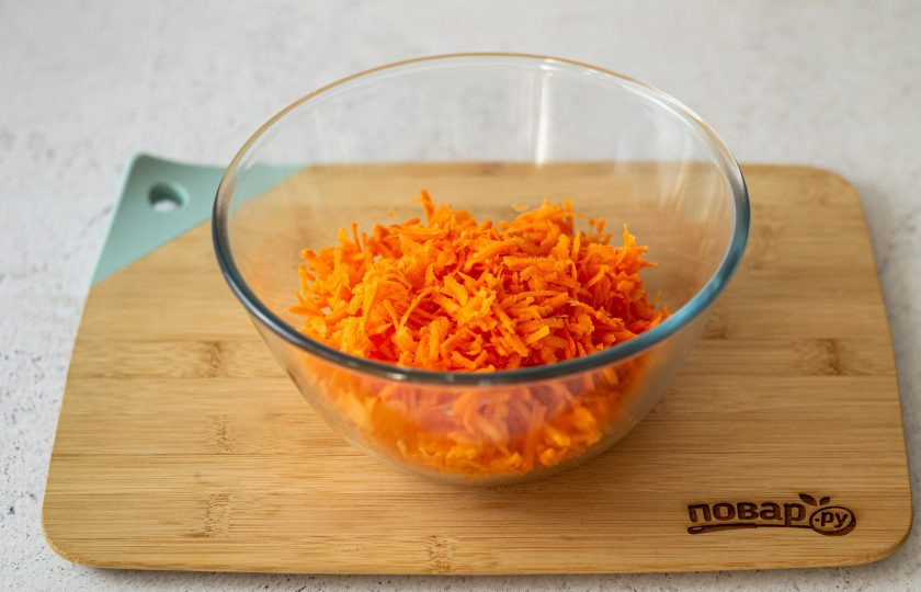 1. Этап. Веганский морковный кекс: Натрите морковь на крупной терке.