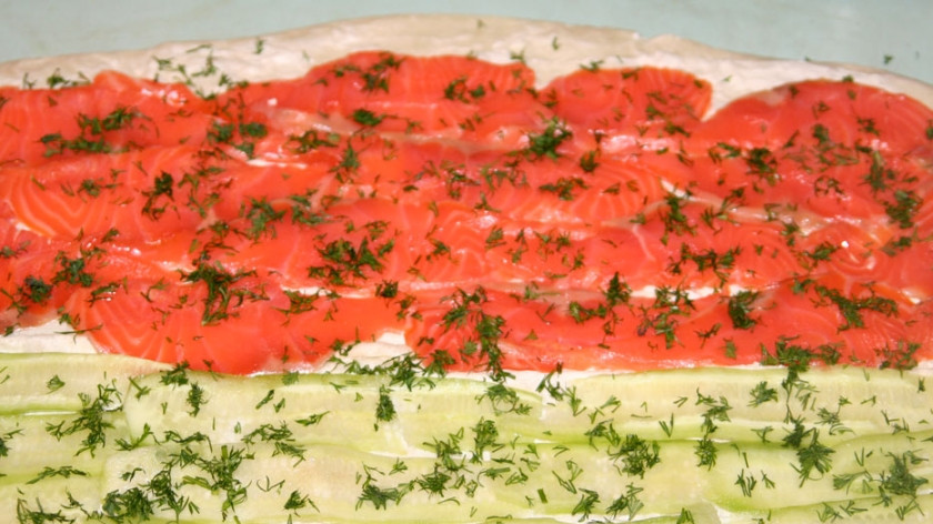 1. Этап. Лаваш с рыбой и огурцом: 2. Дальше, как на фото, выкладываем рыбу, огурцы, зелень и посыпаем специями, если хотите. Сворачиваем в рулет.