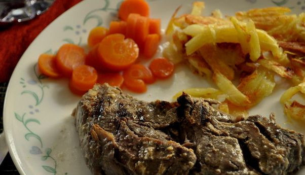 1. Этап. Говядина в горчичном соусе: Выкладываем говядину на тарелку и подаем с вашим любимым гарниром. Приятного аппетита!