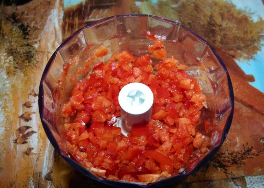 1. Этап. Ароматный запеченный фаршированный картофель: 6. Красный болгарский перец очищаю от семян, срезаю у него плодоножку и нарезаю крупно, измельчаю в блендере.