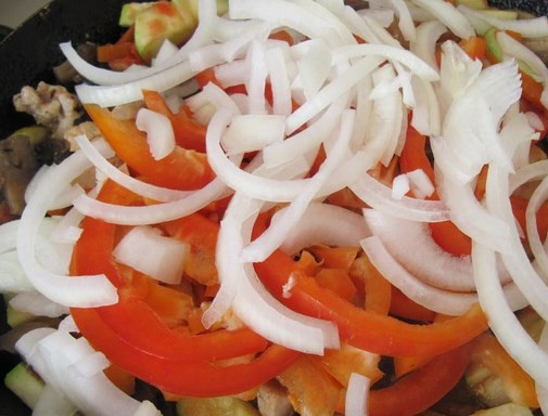 1. Этап. Соте из курицы с грибами: И лук.