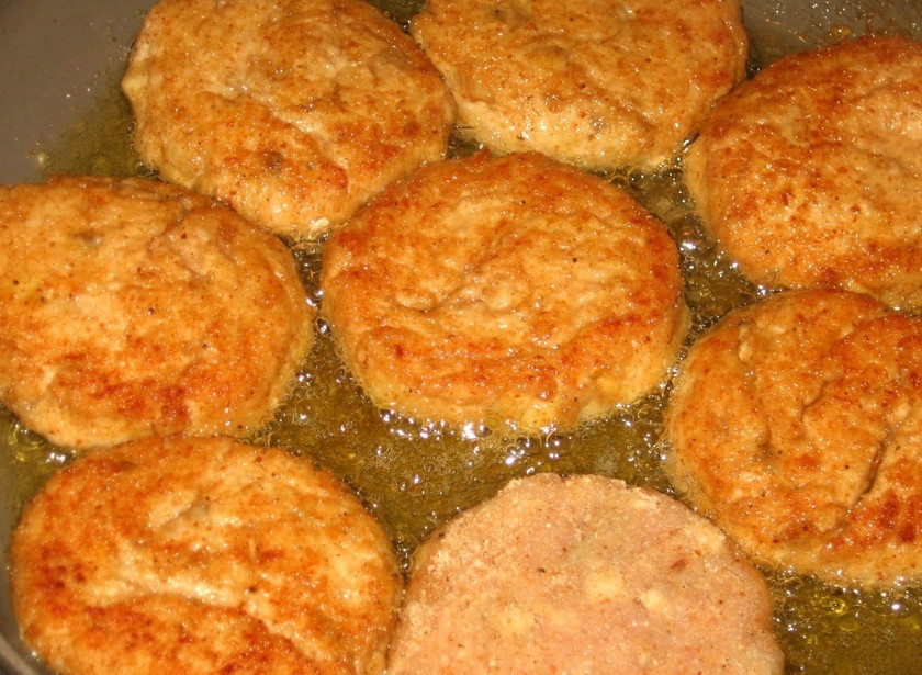 1. Этап. Котлеты по-белорусски: Обжаривайте котлеты на смеси двух масел с двух сторон до зарумянивания.