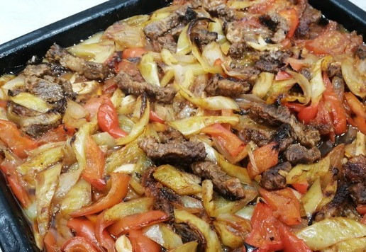 1. Этап. Говядина с овощами запеченная: Поставить в духовку, разогретую до +200 С (режим = ). Запекать до готовности ~ 1,5 ч.