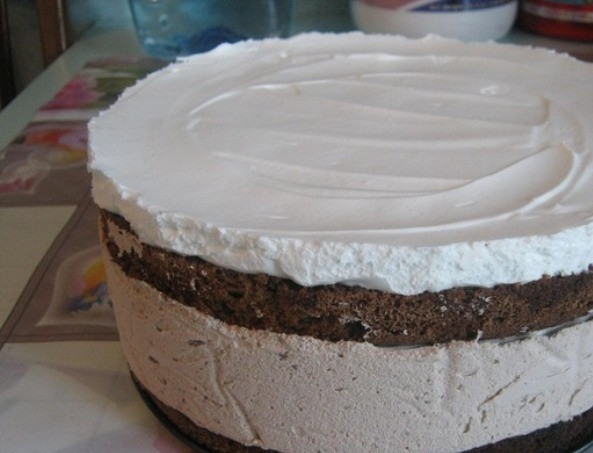 1. Этап. Шоколадный мусс для торта: Теперь выложите его между коржами торта, украсьте его по своему вкусу и поставьте торт с начинкой из шоколадного мусса в холодильник на ночь. Чтобы мусс не растекся, оберните нижний корж по кругу пергаментом, затем выкладывайте мусс, а сверху накройте вторым коржом. Бумагу не убирайте, пока не вынете торт из холодильника.