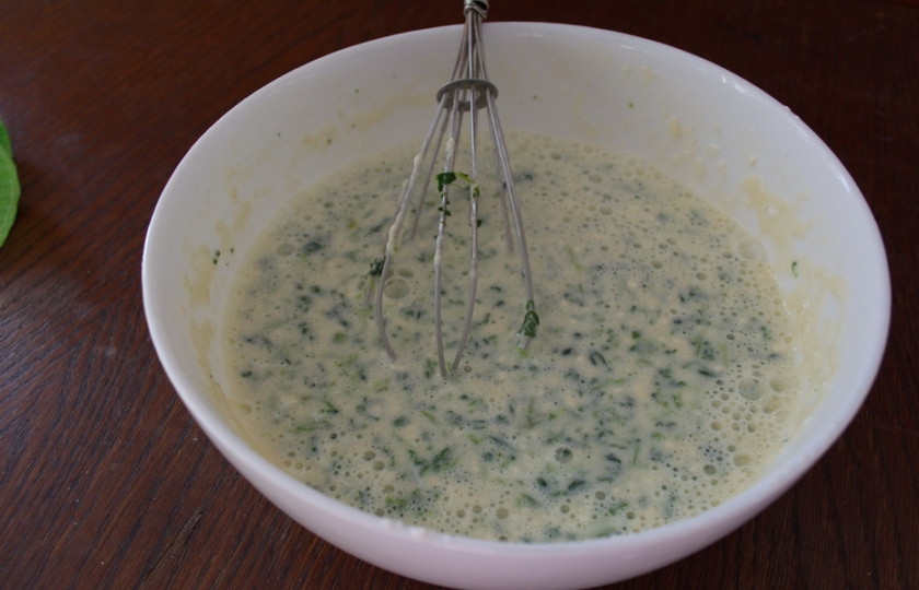 1. Этап. Блинчики соленые: Шпинат разморозить в микроволновке за 20 секунд. Добавить в тесто и снова взбить. Можете использовать и свежий шпинат. Получаем однородное тесто для блинчиков. Осталось ввести 1 ст. ложку растительного масла в тесто. Снова взбить. Тесто готово к обжарке.