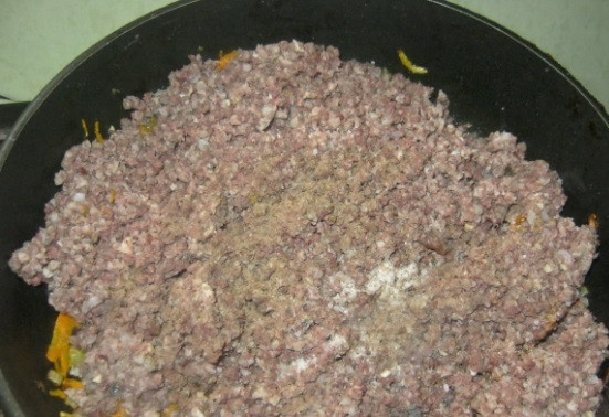 1. Этап. Начинка для пирожков из ливера: Потом в сковороду добавьте морковь, измельченную на мелкой тёрке. Жарьте 5 минут. А далее отправьте на огонь фарш.