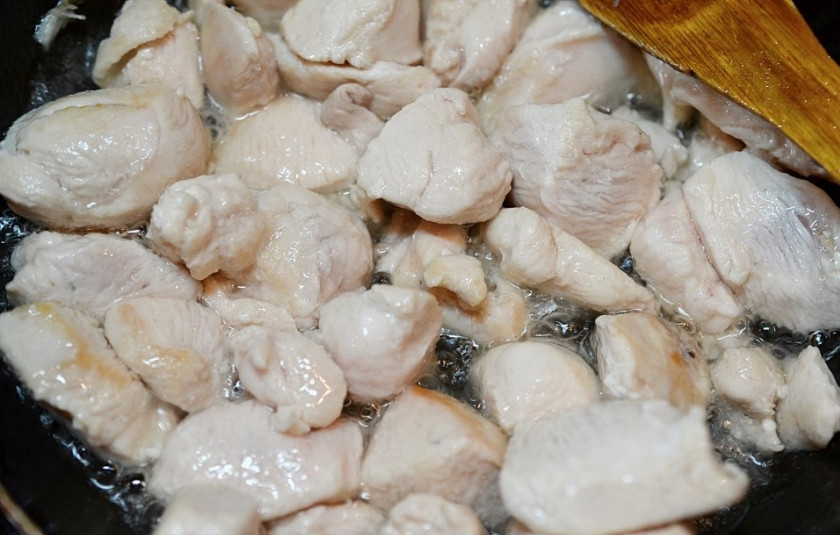 1. Этап. Кхау Пхат Кай: Курицу нарежьте небольшими кусочками и обжарьте.