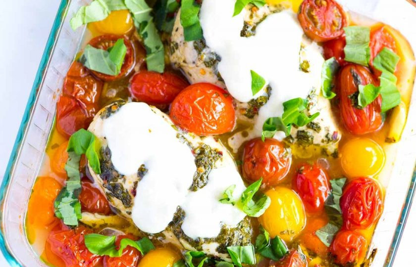 1. Этап. Легкий ужин: Запекайте блюдо 35-40 минут. За пару минут до готовности добавьте на курицу сыр и позвольте расплавиться.