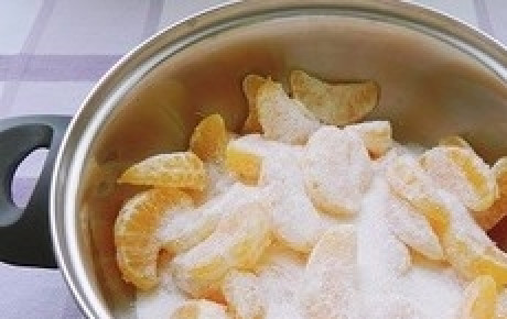 1. Этап. Джем из мандаринов: Кладем мандарины на дно емкости, в которой будет вариться джем, засыпаем сахаром, добавляем сок лимона, ставим на средний огонь. Постоянно помешивая, дожидаемся, когда сахар полностью 