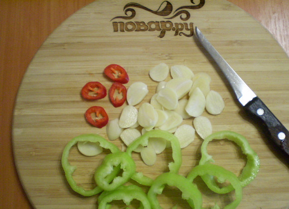 1. Этап. Закатка помидоров в литровые банки: Чеснок, перец болгарский и горький режем некрупно.