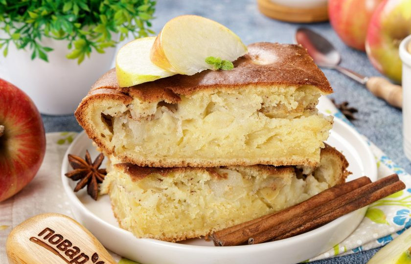 1. Этап. Заливной пирог на кефире с яблоками: Нарежьте пирог на порции и подавайте к столу. Приятного аппетита!