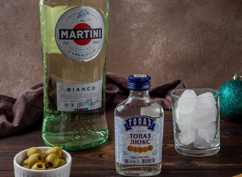 1. Этап. Коктейль Мартини с водкой: Подготовьте все необходимые ингредиенты.