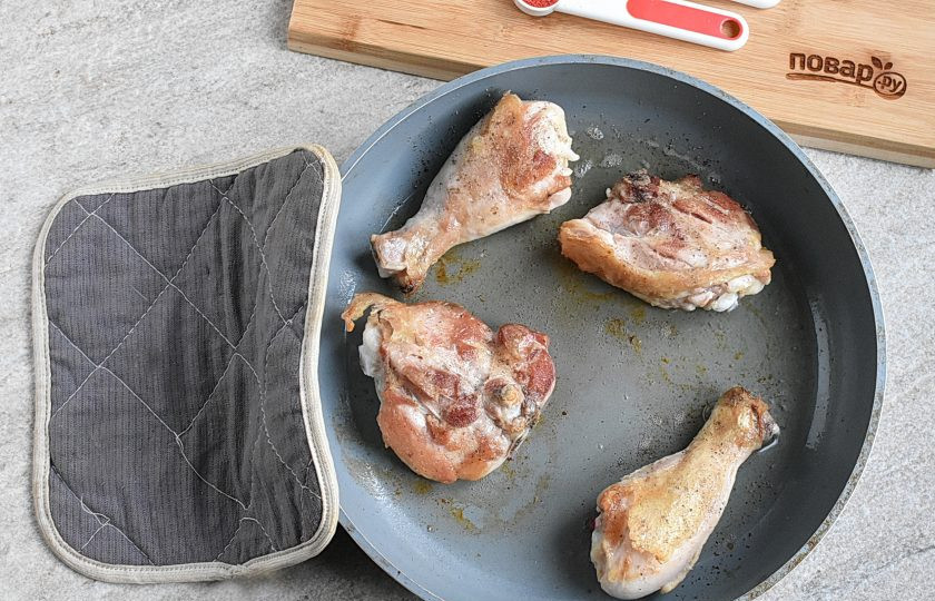 1. Этап. Куриные ножки в сливочном соусе: Ножки промойте и хорошо обсушите. Я разрезала ножки пополам для быстроты и удобства приготовления, но вполне можно готовить ножки целиком. Обжарьте ножки на разогретом масле до румяной корочки с двух сторон. Излишки масла слейте.