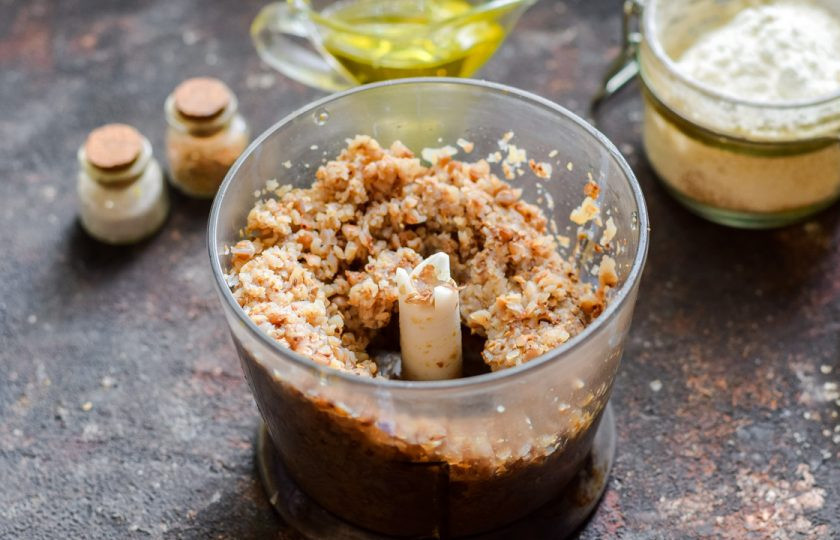 1. Этап. Гречневые котлеты с сыром: Измельчите кашу до мелкой консистенции.