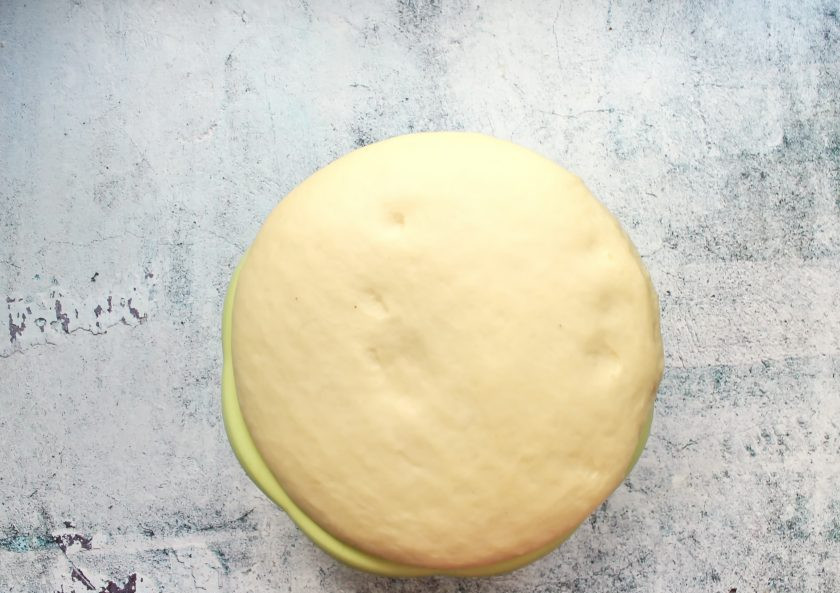 1. Этап. Ватрушки с маскарпоне: Накройте миску и уберите в теплое место на 50-60 минут. Тесто должно увеличиться в 2-2.5 раза.