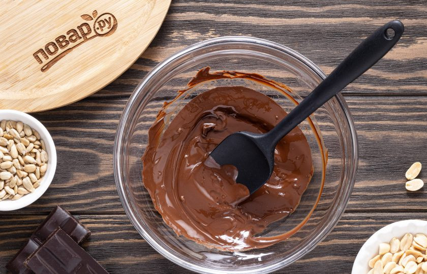 1. Этап. Шоколадная халва: Добавьте подсолнечное масло и все перемешайте.