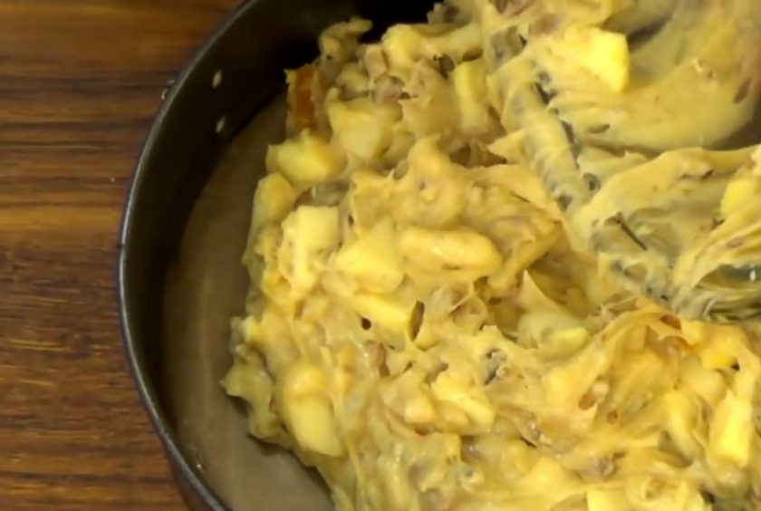 1. Этап. Яблочный пирог Адам и Ева: 4. Дно формы для выпечки застелите пергаментной бумагой, а бортики смажьте сливочным маслом. Вылейте тесто в форму и выпекайте в разогретой до 180 градусов духовке 50 минут.