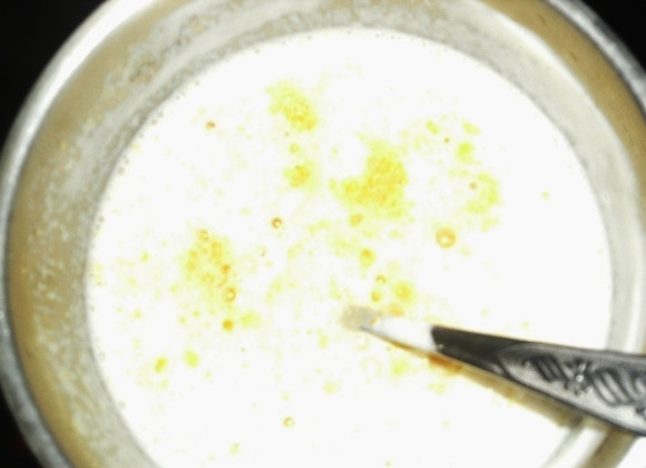 1. Этап. Кукурузная каша на молоке: Как только молоко закипит, мы начинаем тонкой струйкой всыпать в кастрюлю кукурузную крупу. Перемешиваем все, добавляем соль и сахар по вкусу, варим кашу, периодически помешивая, на медленном огне до готовности. Примерно через 20 минут после закипания добавляем в кашу сливочное масло, варим ее еще 3-5 минут и выключаем огонь.