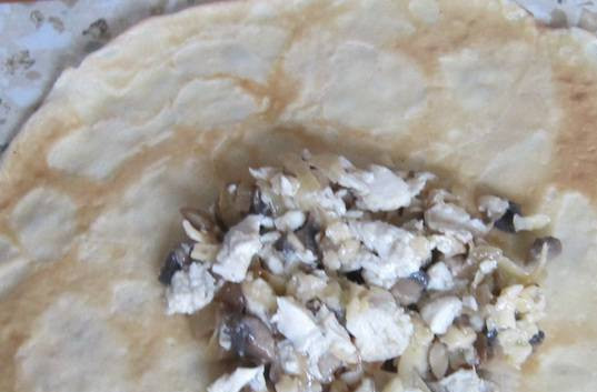 1. Этап. Блинчики с курицей и грибами: Выкладываем столовую ложку начинки на блинчик.