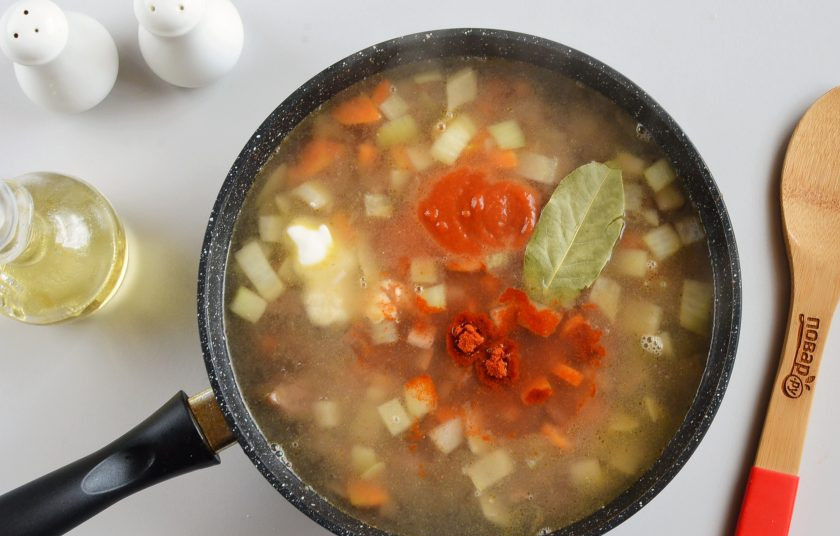 1. Этап. Тушеная телятина с подливкой: Добавьте кипяток (его количество зависит от того, сколько вы хотите получить подливы, но учитывайте, что за час тушения выкипит почти половина), соль, перец, паприку, лавровый лист, сметану, томатную пасту.