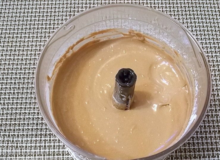 1. Этап. Шоколадный сырник с кофе: Добавьте шоколад и кофе в творожную массу и перемешайте до однородного состояния.