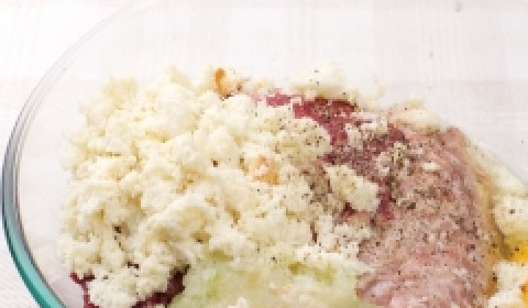 1. Этап. Котлеты из свинины и говядины: Фарш, все-таки, я решила купить на рынке. теперь его нужно соединить в миске, туда же вылить 2 яйца, добавить лук, вылить хлеб, замоченный в молоке, посолить всю массу и поперчить.