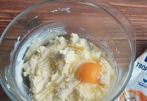 1. Этап. Творожные пончики в мультипекаре: Затем по одному вбить два яйца, каждый раз хорошо перемешивая.