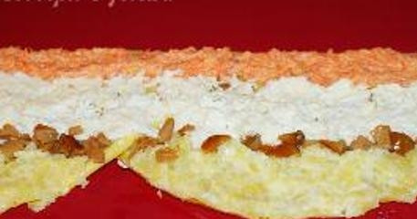 1. Этап. Салат Пенек с опятами: Приготовьте начинку салата. Для этого смешайте натертый на крупной терке вареный картофель с майонезом, натертый на средней терке сыр с майонезом, натертые на средней терке яйца с майонезом, натертую на средней терке морковь с майонезом, и мелко нарезанные опята с майонезом. Оставьте 10-15 красивых грибочков для украшения. Затем поочередно разложите начинки по грибам. Всего должно получится 5 равномерных слоев по всей длине блинной цепи.