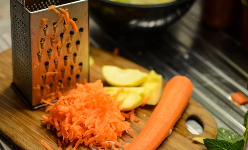 1. Этап. Салат из яблок, моркови и лука: Почистите морковь и яблоко. Натрите их на крупной тёрке.