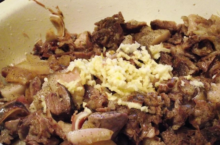 1. Этап. Холодец из свиной рульки: За 30 минут до готовности добавьте в кастрюлю измельченный лук, тертую морковь, измельченный чеснок, соль, перец горошком, перец молотый и лавровый лист. После варки извлекаем мясо и нарезаем мелкими кусочками.