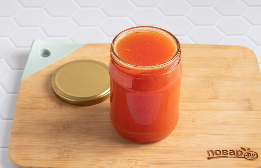 1. Этап. Рецепт томатного сока на зиму в домашних условиях из помидоров: Разлейте горячий сок по чистым стерилизованным банкам, сразу закатайте и переверните вверх дном. Оставьте так до полного остывания, затем уберите в холодное место.
