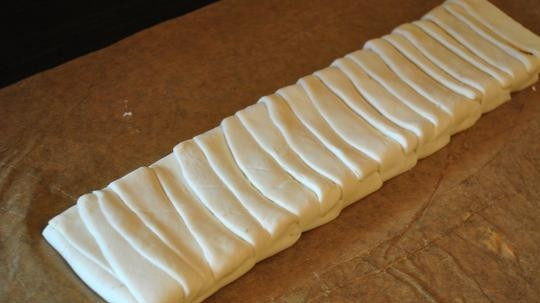 1. Этап. Косичка с шоколадом из слоеного теста: И начинаем плести косу: заворачиваем поочередно полоски то с одной, то с другой стороны наподобие косички.