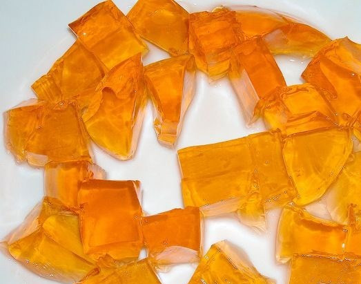 1. Этап. Торт Разбитое стекло: Посуду с желе опустите на 15 секунд в горячую воду, переложите на тарелку и нарежьте крупными кусками.