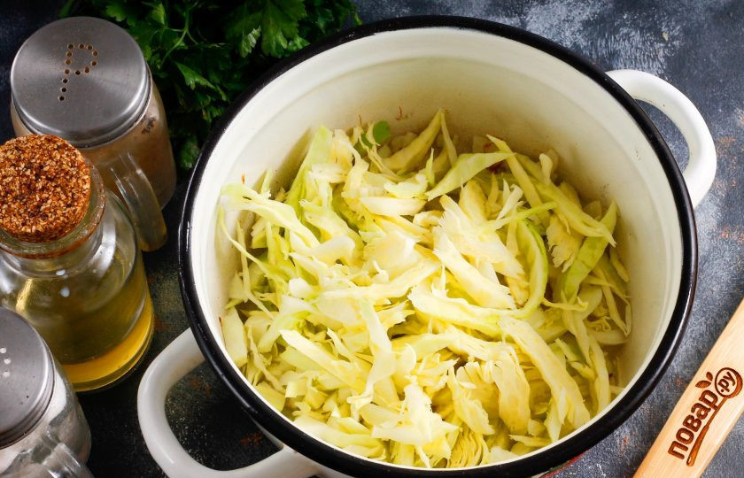 1. Этап. Молочный суп с капустой: Белокочанную капусту нарежьте лентами любого размера и выложите в кастрюлю.