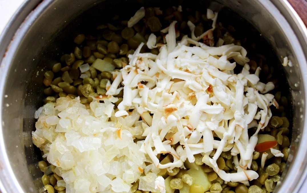 1. Stage. Pea and potato porridge with smoked cheese: Chop the onion and fry it in vegetable oil. Add it to the peas, also add grated smoked cheese and salt to taste.